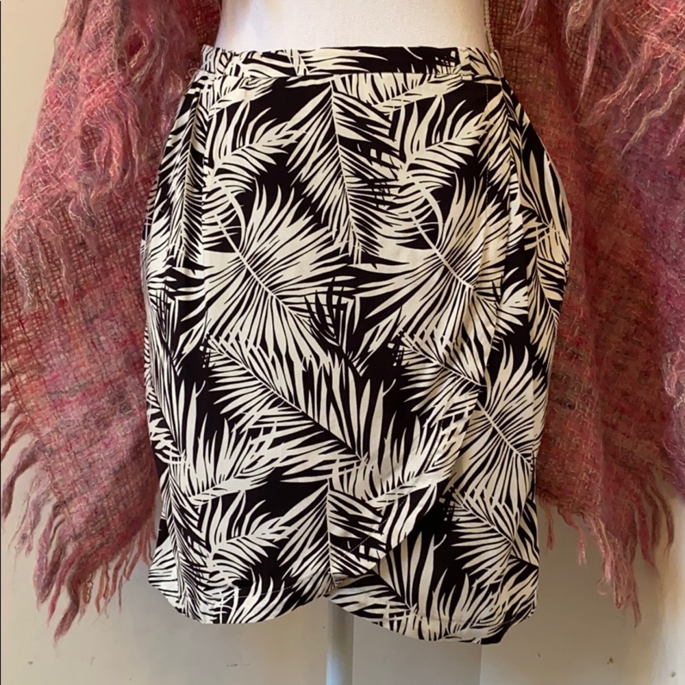 🥭 (4 for $15) H&M Black Floral Tropical Skirt - Picture 2 of 8
